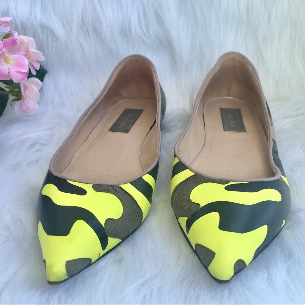 Valentino Camouflage Pointed-Toe Flats - Picture 4 of 8